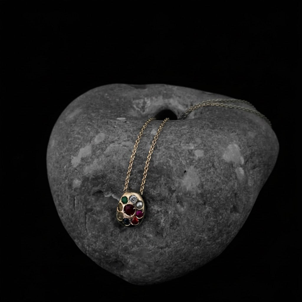 Collana MandalaT Navaratna con nove pietre preziose incastonate in oro su base di pietra naturale grigia