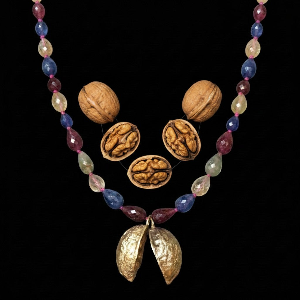 Collana MandalaT con ciondolo a forma di guscio di noce in bronzo e catena di zaffiri e corindoni multicolore