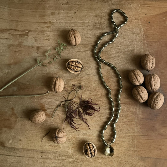 Collana Noce di MandalaT con pendente a forma di guscio di noce naturale su catena di perline metalliche scure