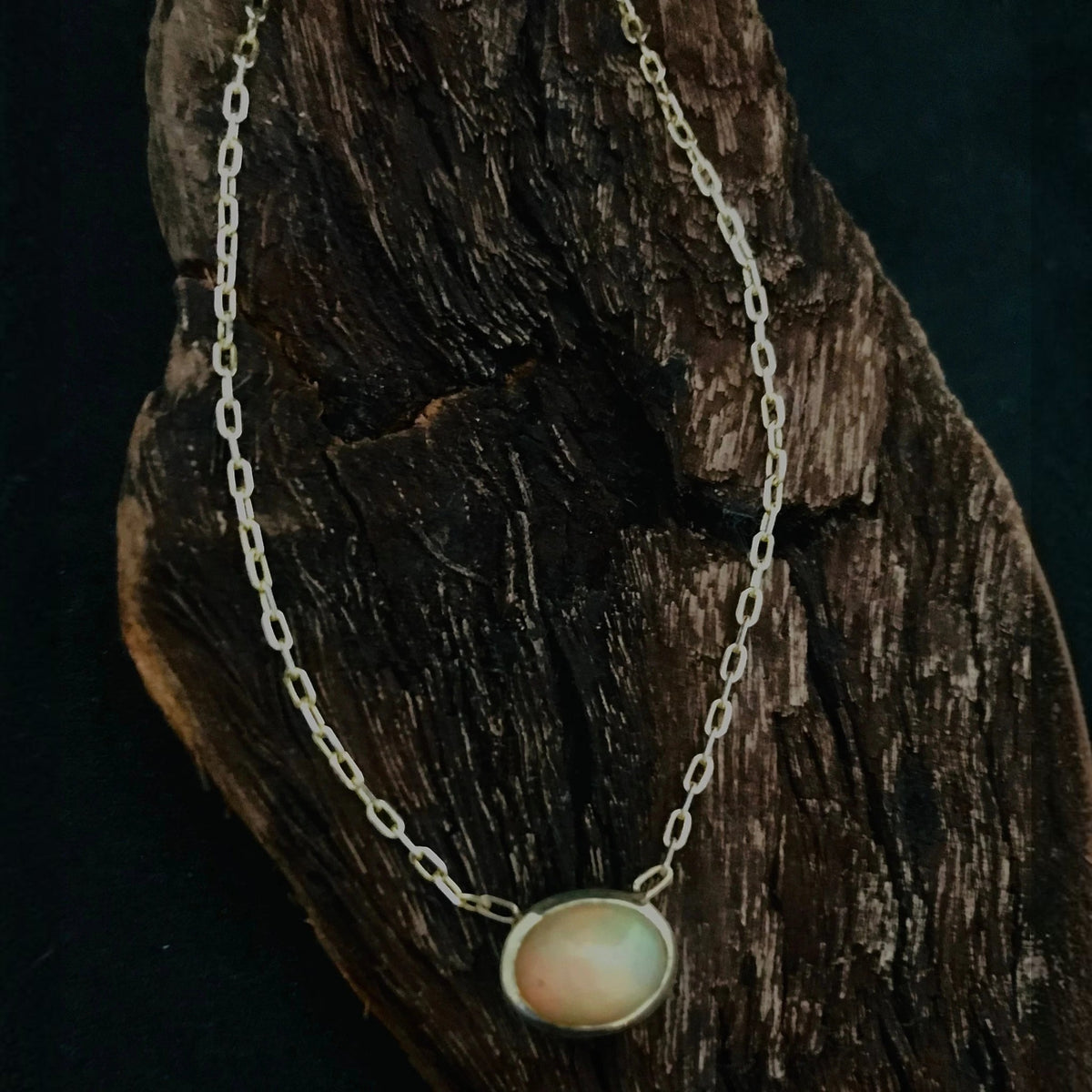 Collana MandalaT con ciondolo in opale naturale e catenina in metallo su base di legno scuro