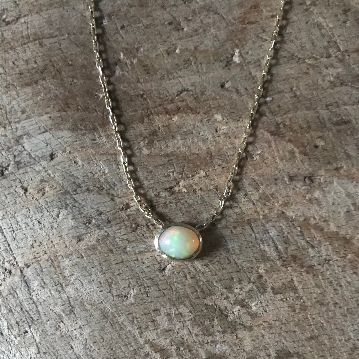 Collana MandalaT con pietra opale naturale incastonata in metallo prezioso su catenina sottile