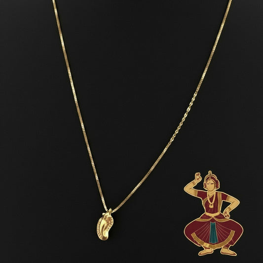 Collana MandalaT in oro 18ct con ciondolo a goccia motivo Paisley e catenina sottile a maglia veneziana