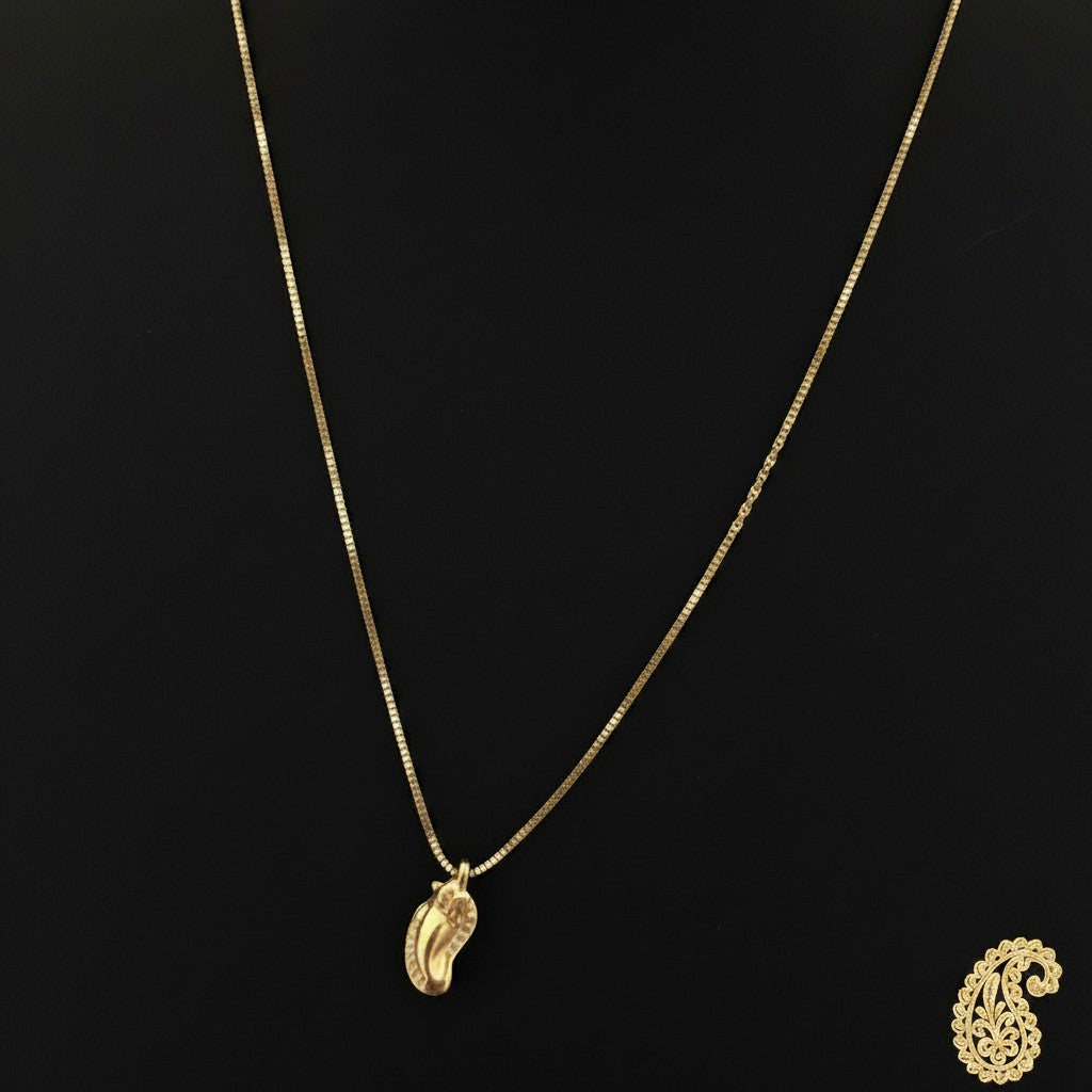 Collana MandalaT in oro 18ct con catenina sottile e ciondolo a goccia ispirato al motivo Paisley