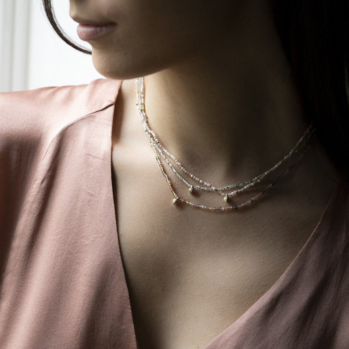 Collana MandalaT Pepe a doppio filo con piccole pietre naturali multicolore e dettagli dorati indossata