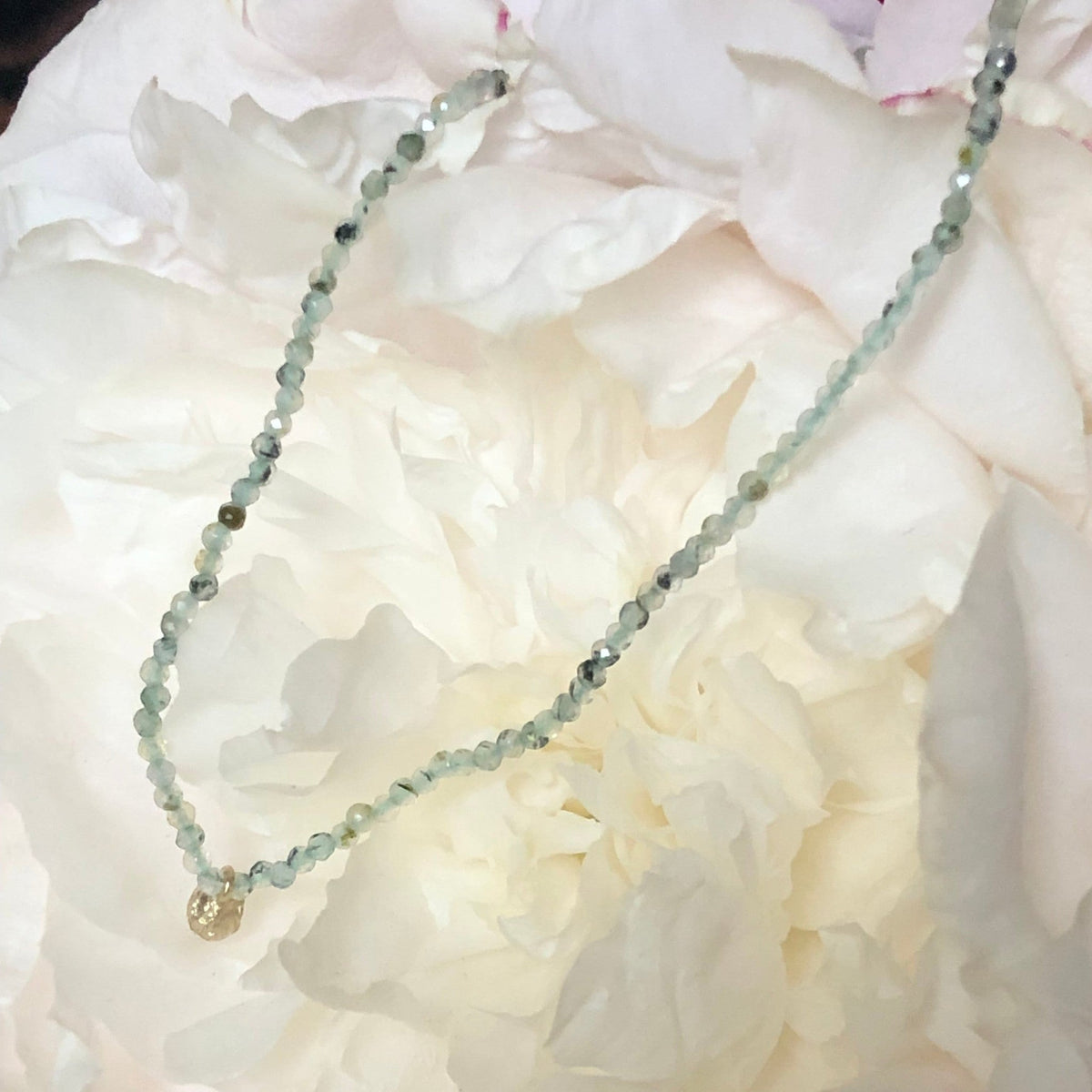 Collana Pepe MandalaT con pietre naturali sfaccettate color verde chiaro su petali di peonia bianca