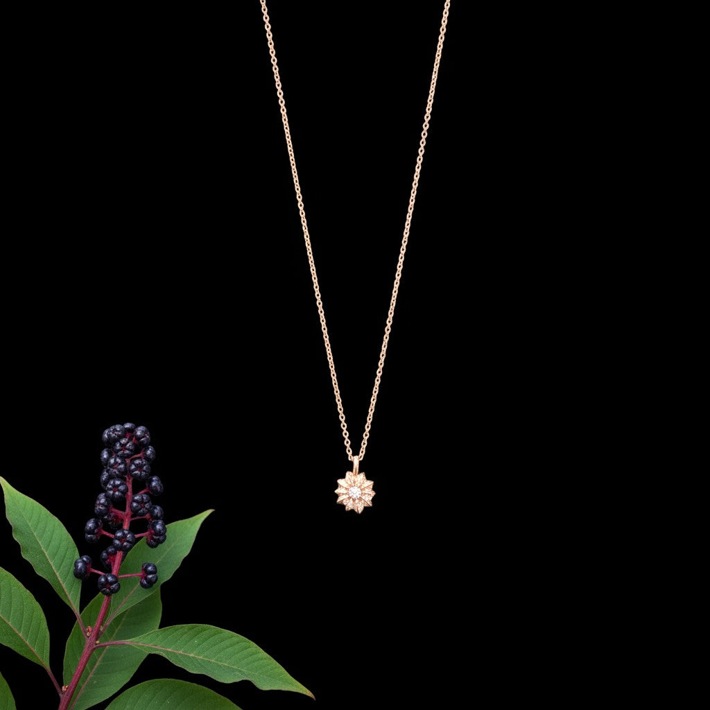 Collana MandalaT Phytolacca in oro con ciondolo a forma di frutto di Phytolacca fuso dalla natura con diamante al centro su sfondo nero