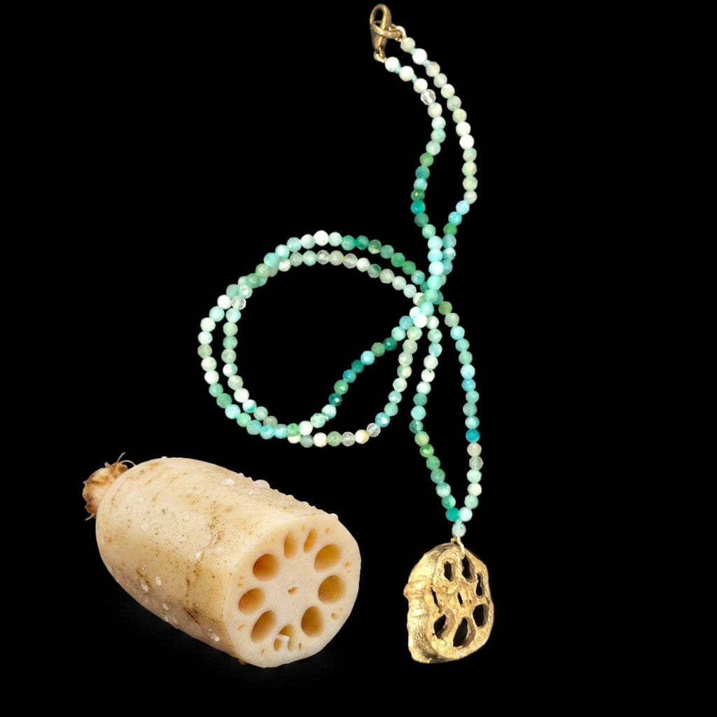 Collana MandalaT con ciondolo radice di loto in bronzo e catena di perline di Crisoprasio su sfondo nero