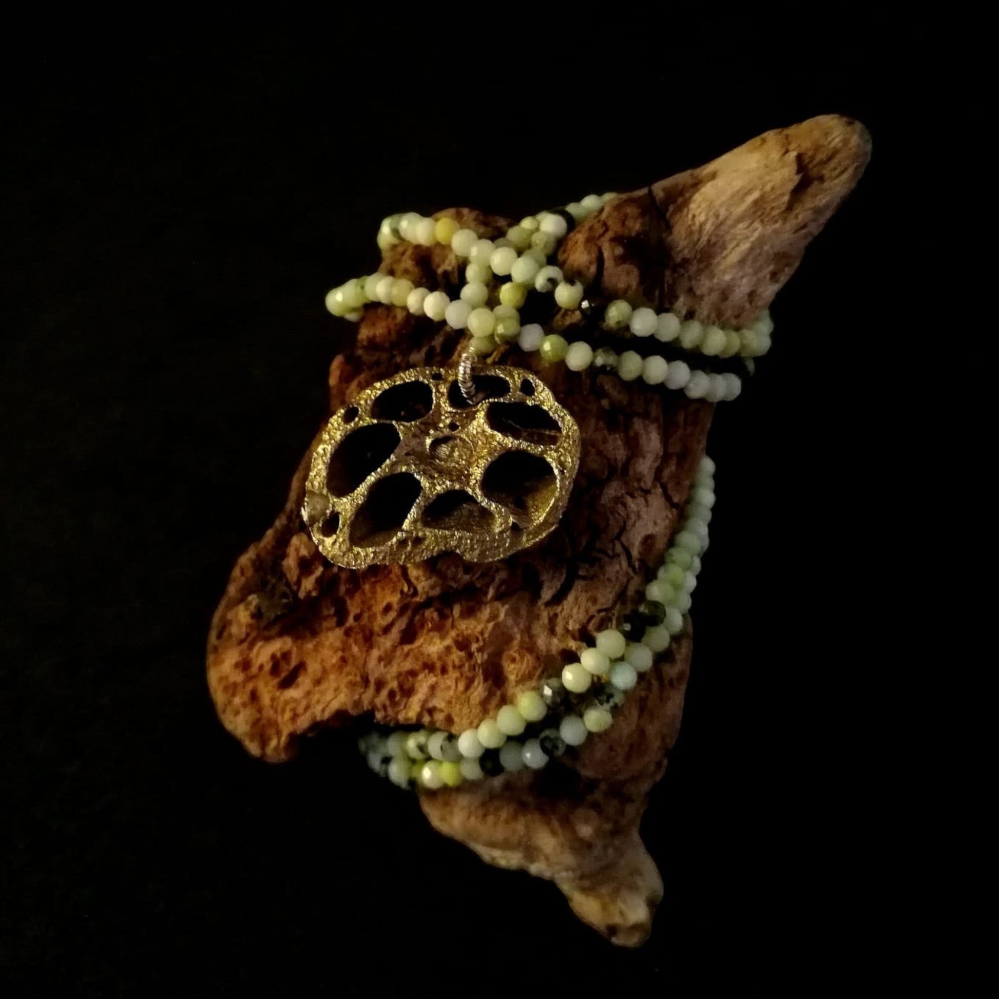 Collana MandalaT piccola con ciondolo radice di loto dorato e Giada su base in legno naturale