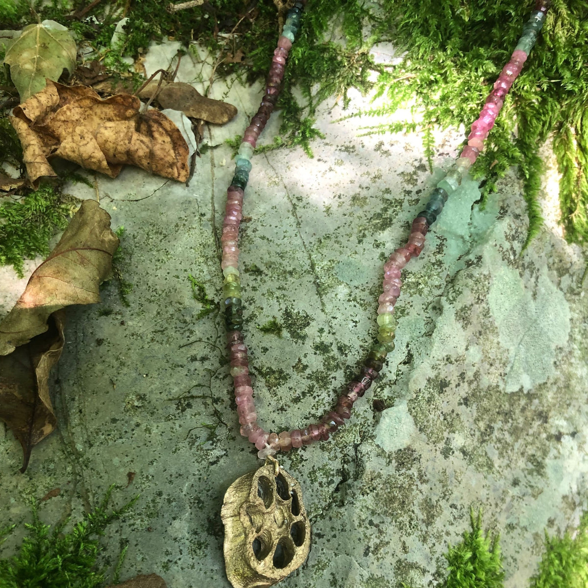 Collana MandalaT piccola con ciondolo radice di loto in bronzo e pietre di tormalina sfaccettate multicolore