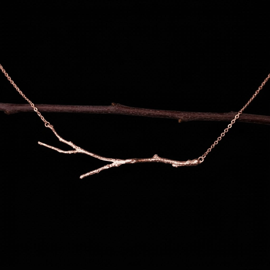 Girocollo MandalaT in oro rosa con ciondolo a forma di ramo sottile e delicato su sfondo nero