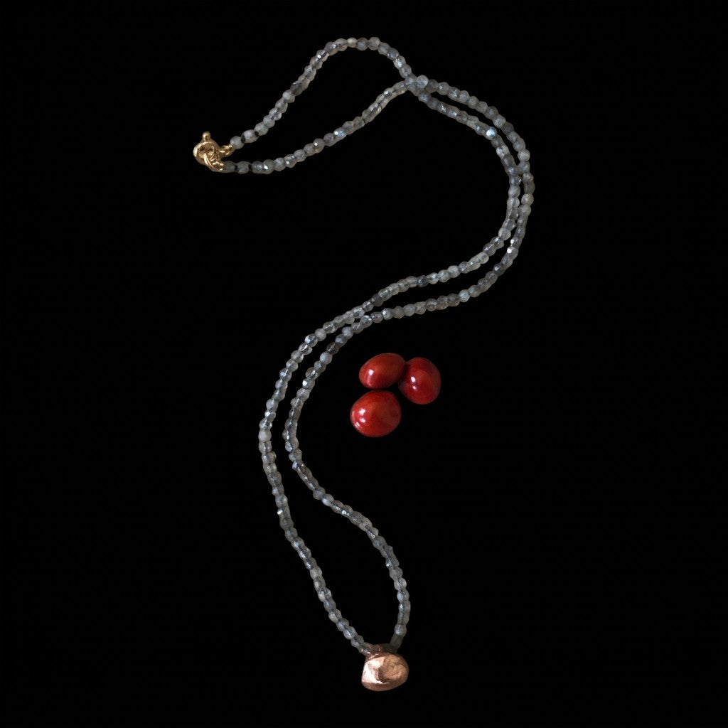 Collana MandalaT con Labradorite grigie sfaccettate e ciondolo in bronzo rosa, accompagnata da semi portafortuna Ratan gunj rossi