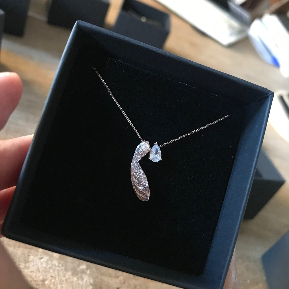Collana MandalaT Seme di Acero in oro con piccolo pendente a goccia luminoso in scatola regalo nera