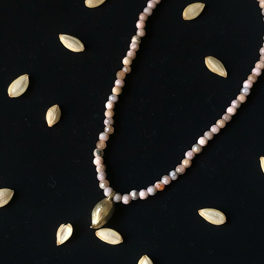 Collana MandalaT con perline sfaccettate di Rodocrosite e ciondolo a forma di seme di limone in bronzo