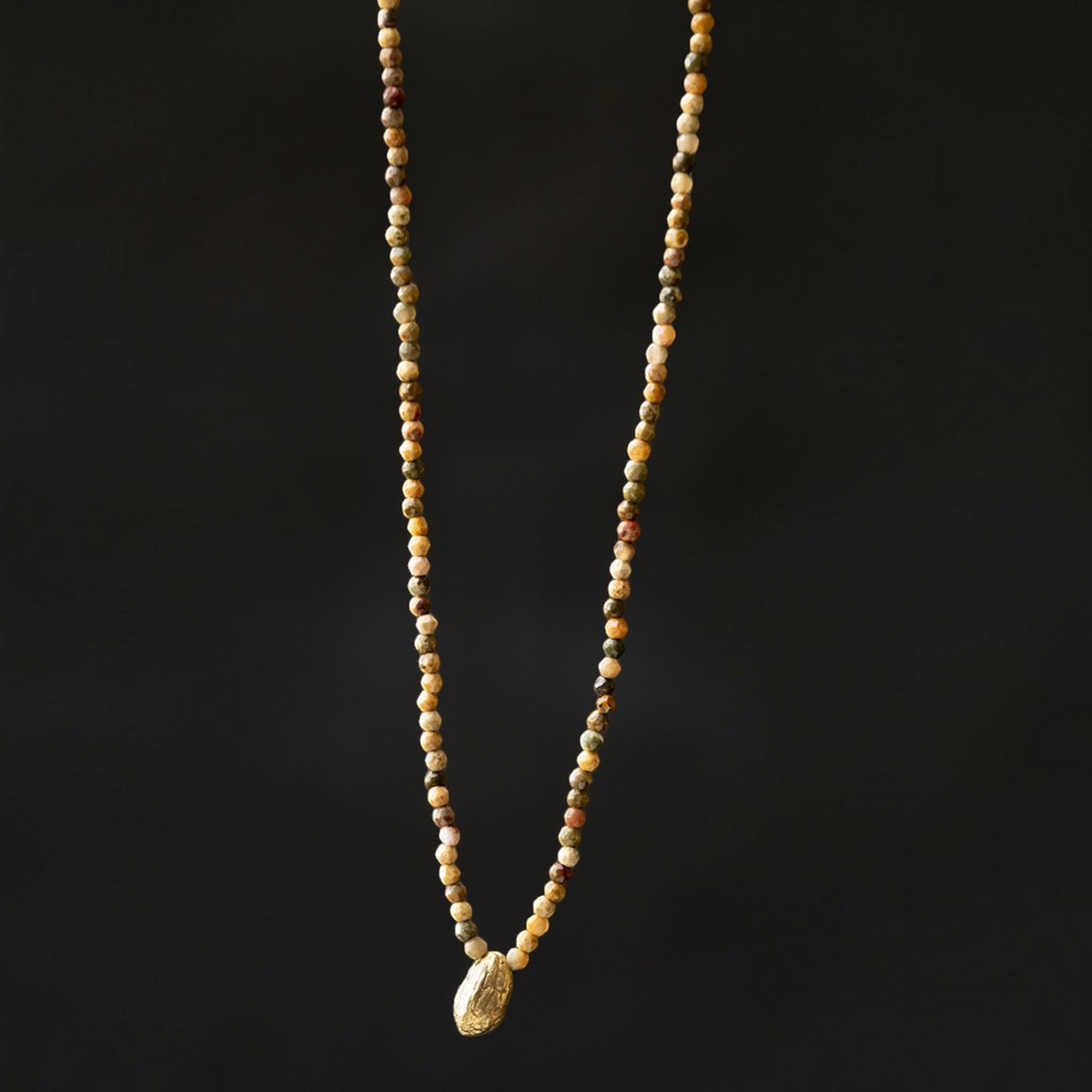 Collana MandalaT con ciondolo a forma di seme di ulivo in bronzo e catena di pietre dure naturali multicolori