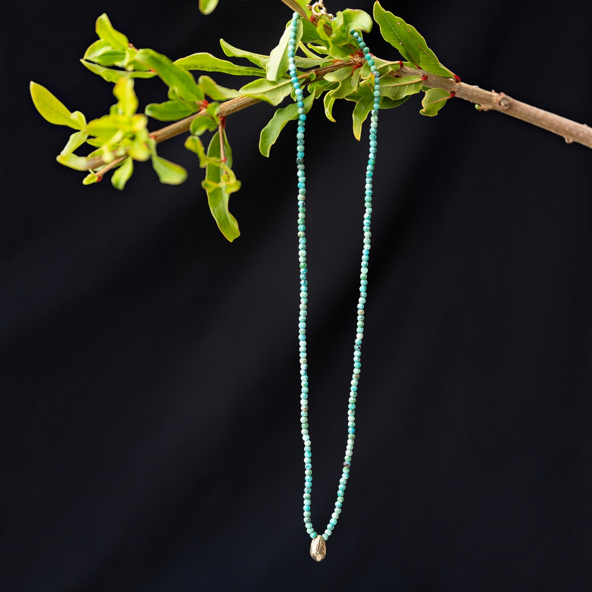 Collana MandalaT con ciondolo a seme di ulivo in bronzo e catena di pietre dure turchesi su ramo