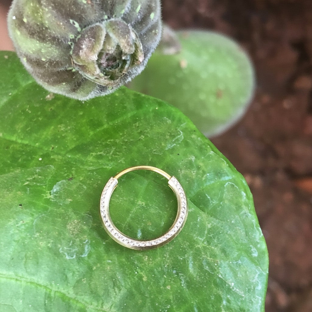 Mono orecchino a cerchio MandalaT in oro giallo e bianco 22 carati con dettagli artigianali indiani su foglia verde