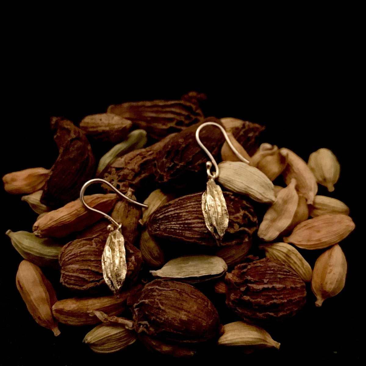 Orecchini MandalaT amo Cardamomo in metallo dorato a forma di baccelli di cardamomo su letto di spezie