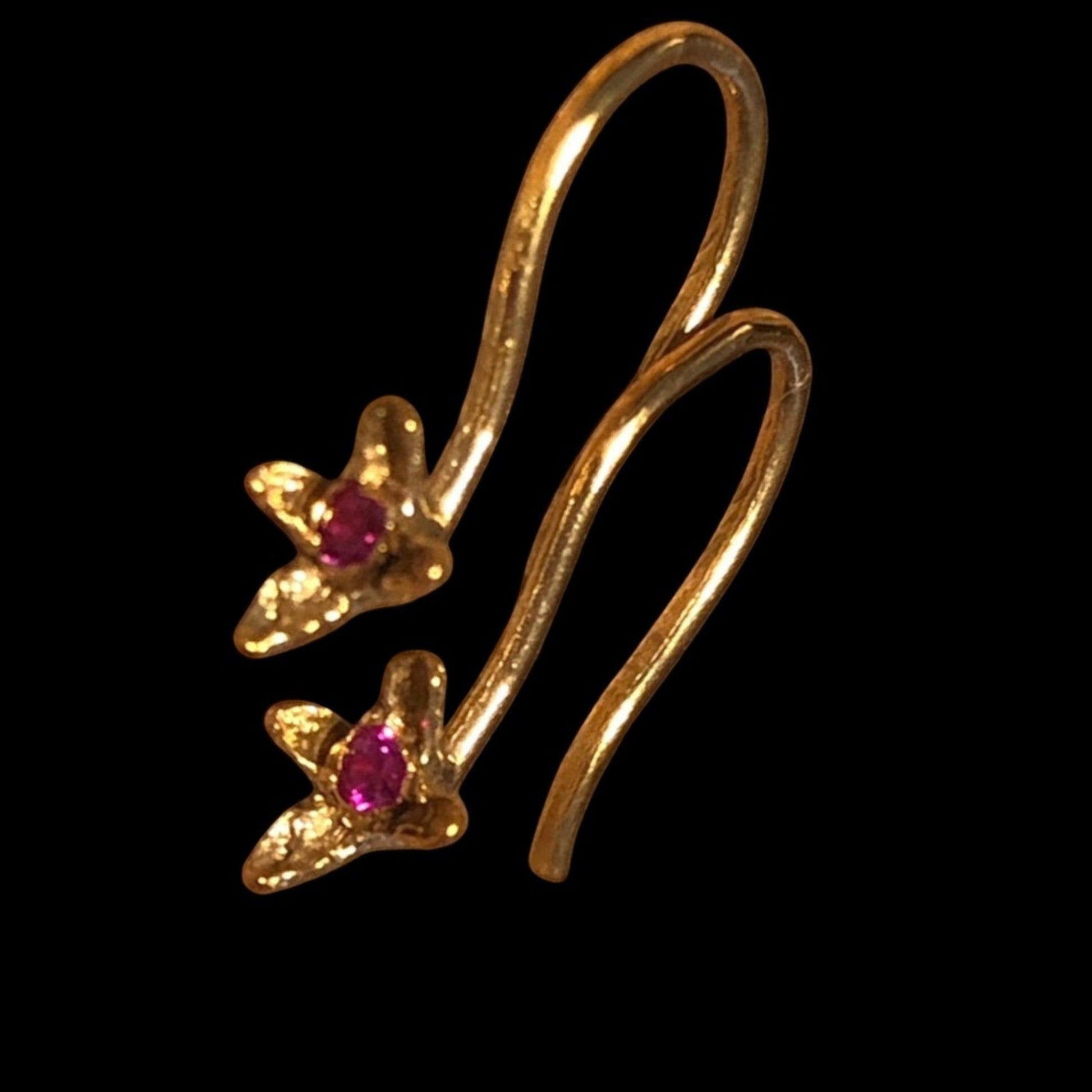 Orecchini ad amo MandalaT modello Chiodo di garofano in oro con pietra preziosa rossa incastonata