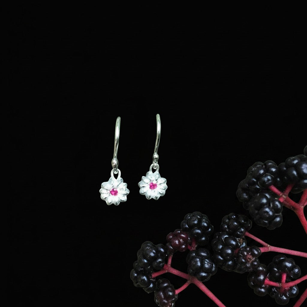 Orecchini a amo MandalaT in argento con forma floreale e pietra preziosa centrale, ispirati alla Phytolacca.