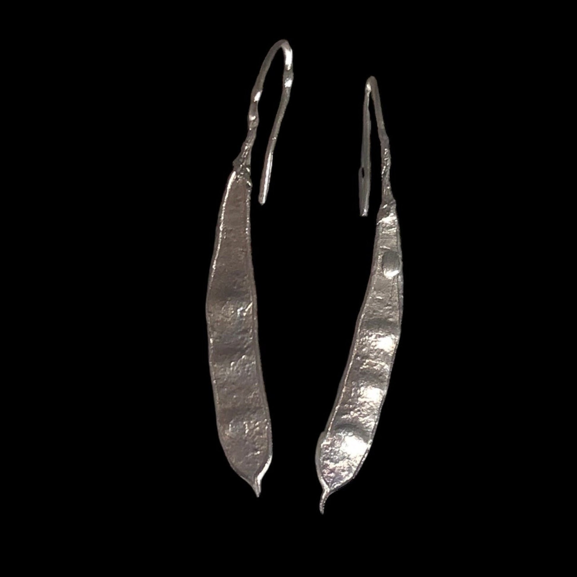 Orecchini pendenti MandalaT modello Carruba in argento dalla forma allungata e texture irregolare, lunghi 4,8 cm