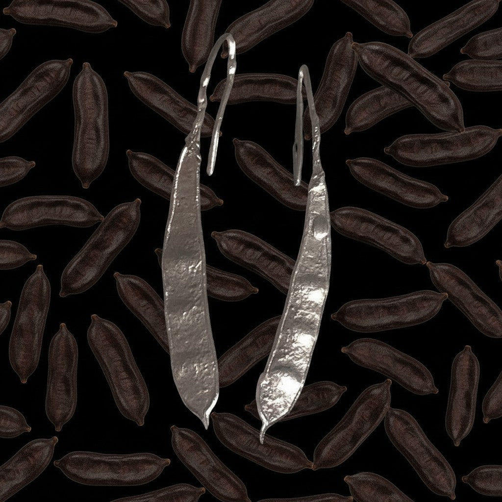 Orecchini pendenti MandalaT Carruba in metallo argentato con texture organica ispirata ai baccelli di carruba