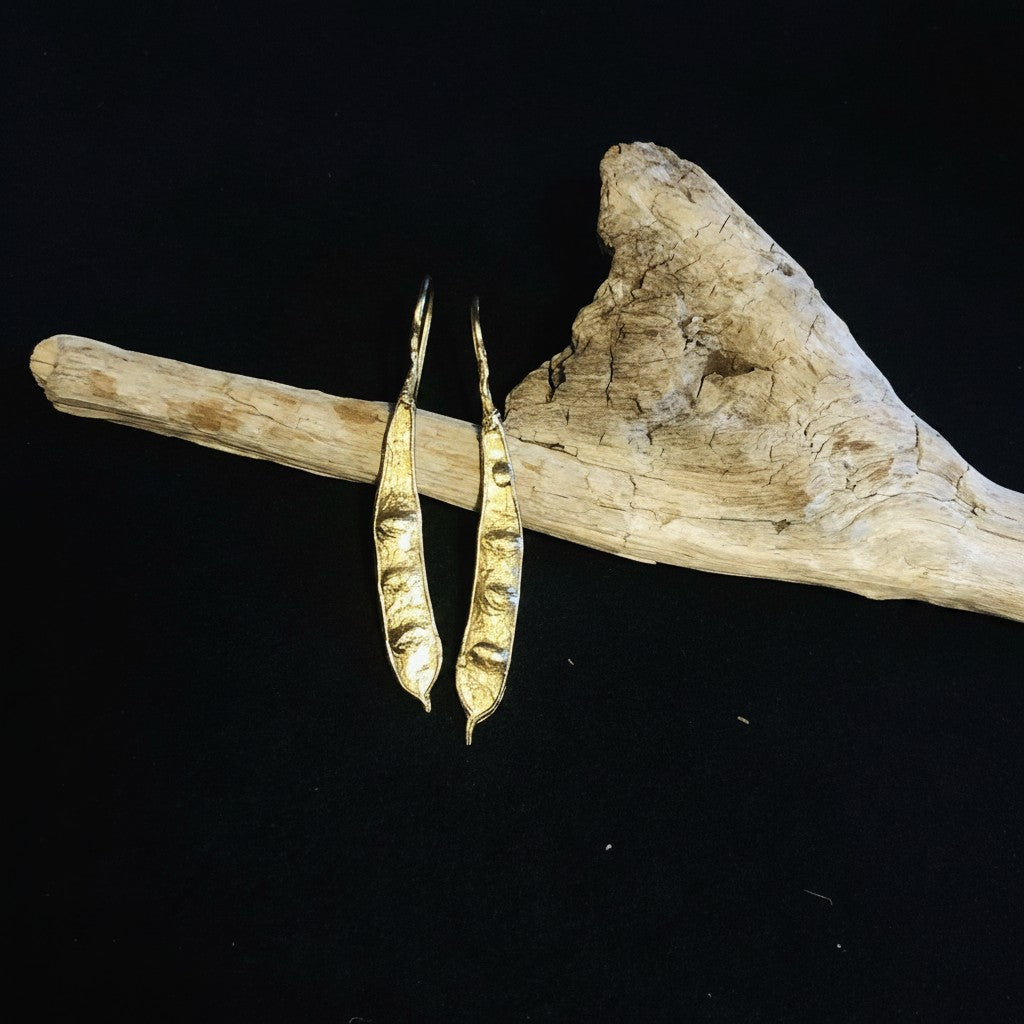 Orecchini pendenti MandalaT modello Carruba in metallo dorato dalla forma allungata su base di legno naturale