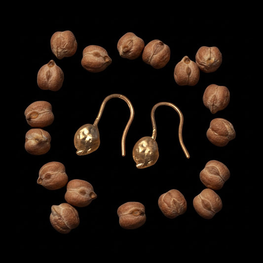 Orecchini MandalaT Cece amo in oro con forma di cece, design casual e simpatico su sfondo nero
