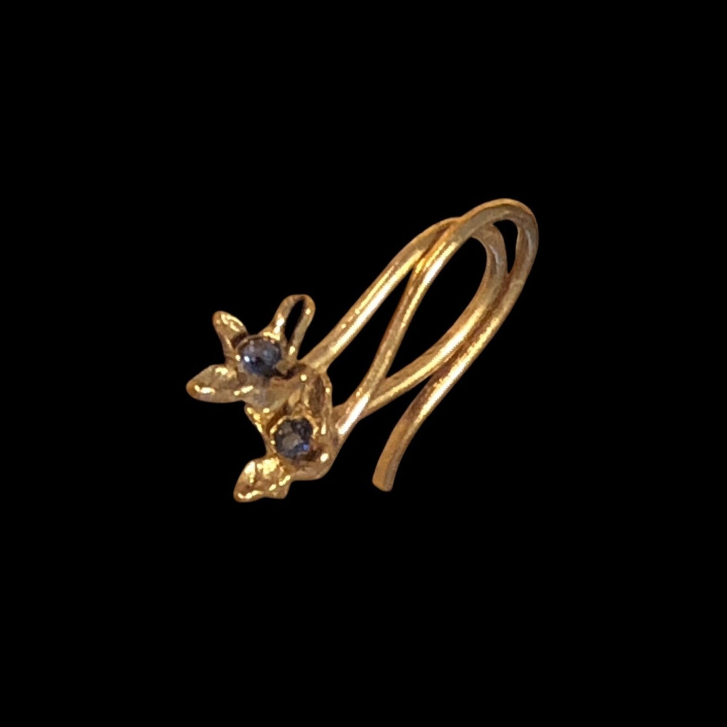 Orecchini ad amo MandalaT Chiodo di garofano in oro con pietre preziose incastonate nel fiore