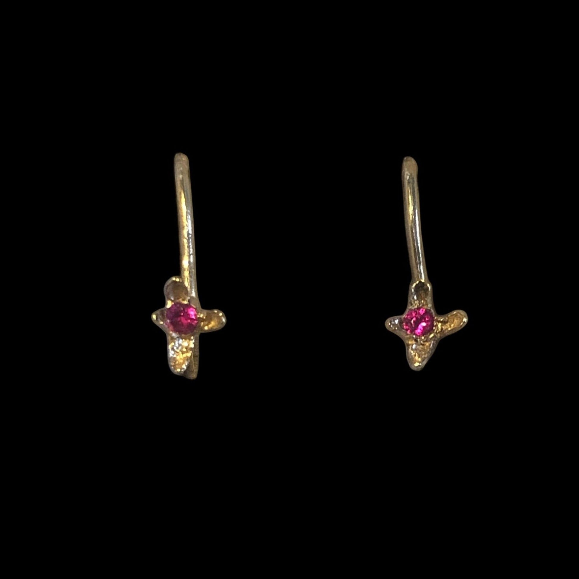 Orecchini ad amo MandalaT Chiodo di garofano in oro con pietra preziosa rosa incastonata al centro