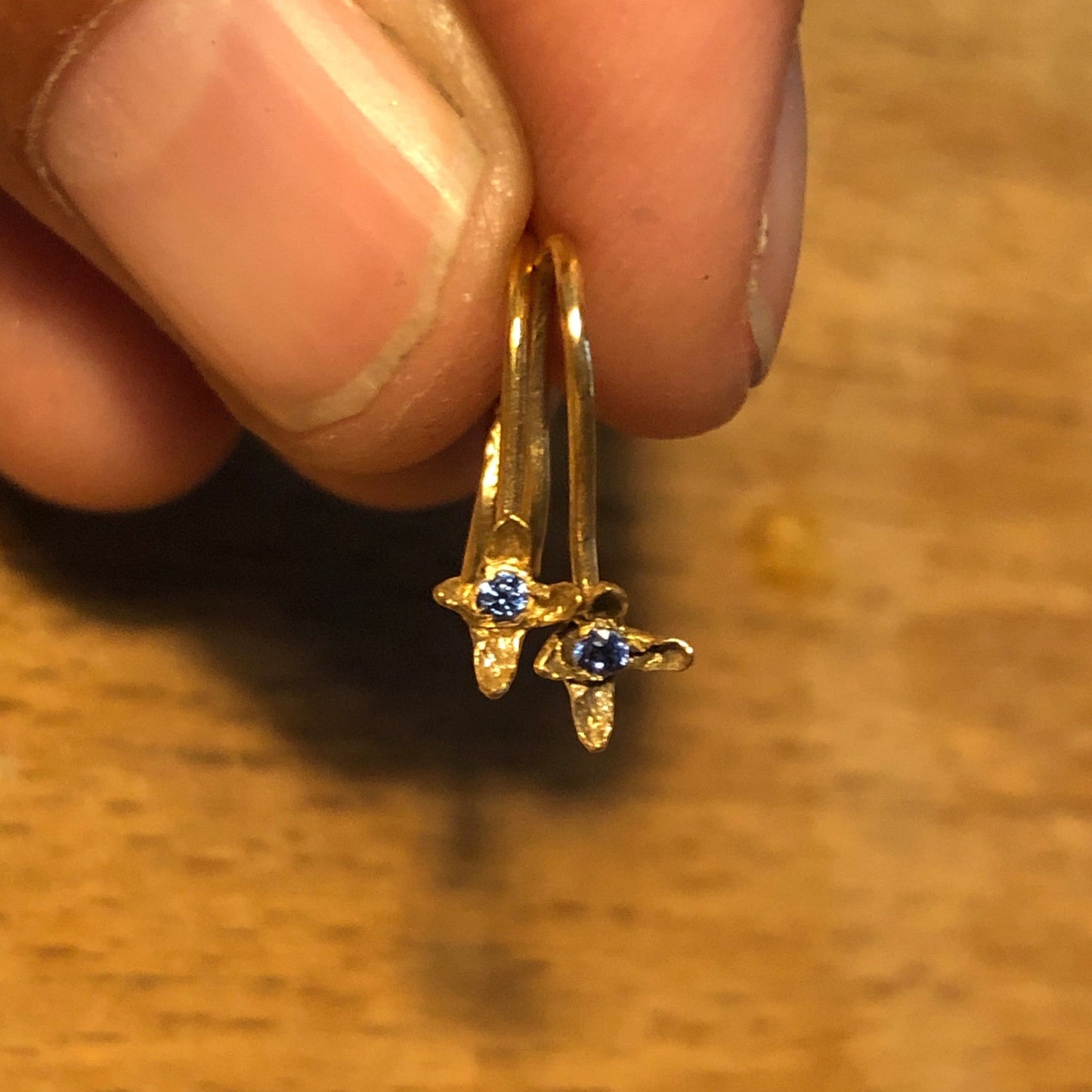 Orecchini ad amo MandalaT Chiodo di garofano in oro con pietra preziosa blu incastonata nel fiore