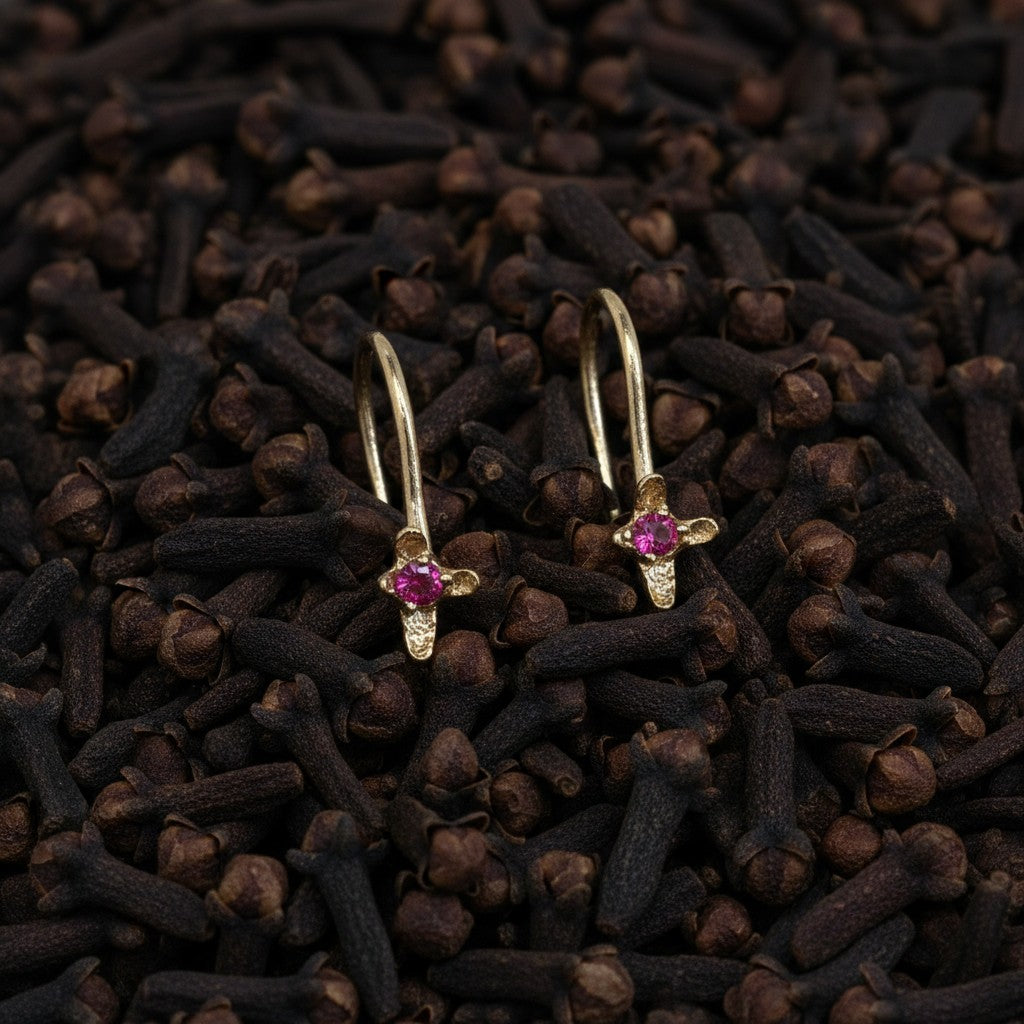 Orecchini ad amo MandalaT a forma di chiodo di garofano in oro con pietra preziosa fucsia su letto di chiodi di garofano