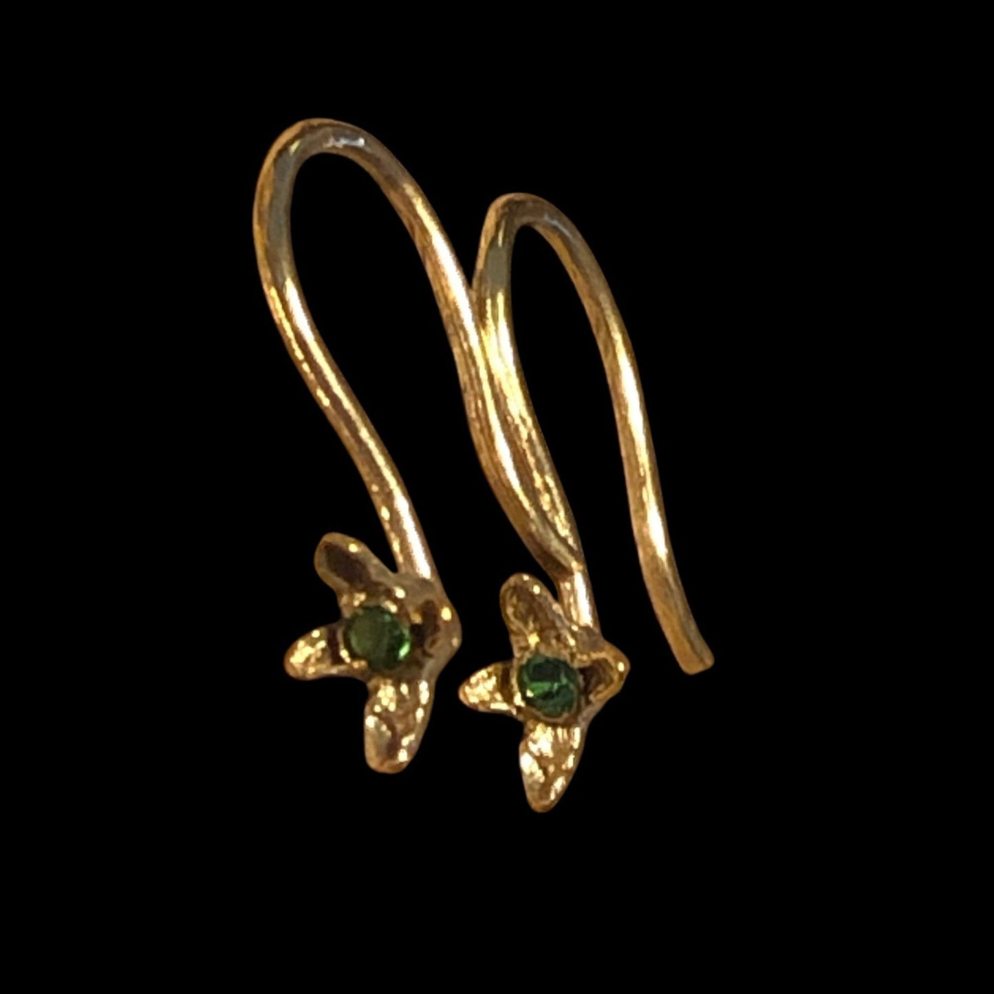 Orecchini ad amo MandalaT Chiodo di garofano in oro con pietra preziosa verde incastonata nel fiore