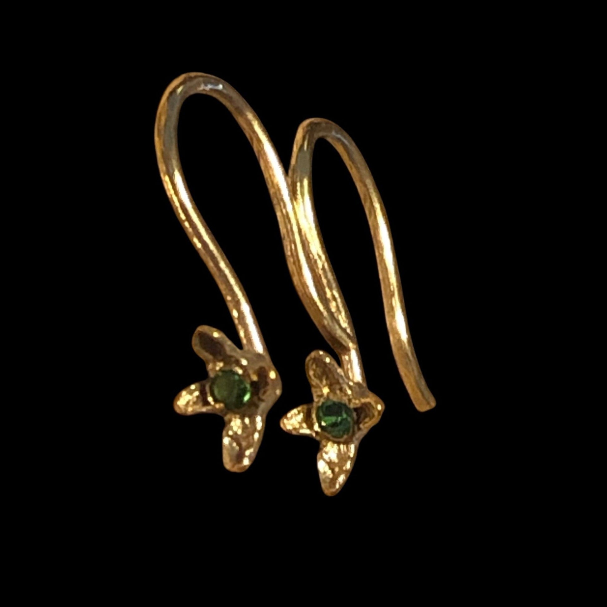 Orecchini ad amo MandalaT Chiodo di garofano in oro con pietra preziosa verde incastonata nel fiore