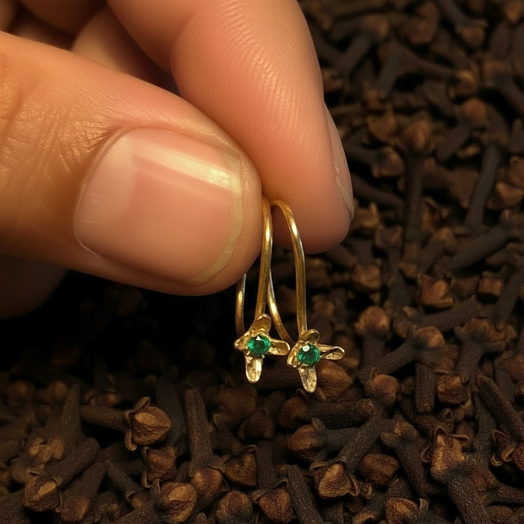 Orecchini ad amo MandalaT a forma di chiodo di garofano in oro con pietra preziosa verde incastonata