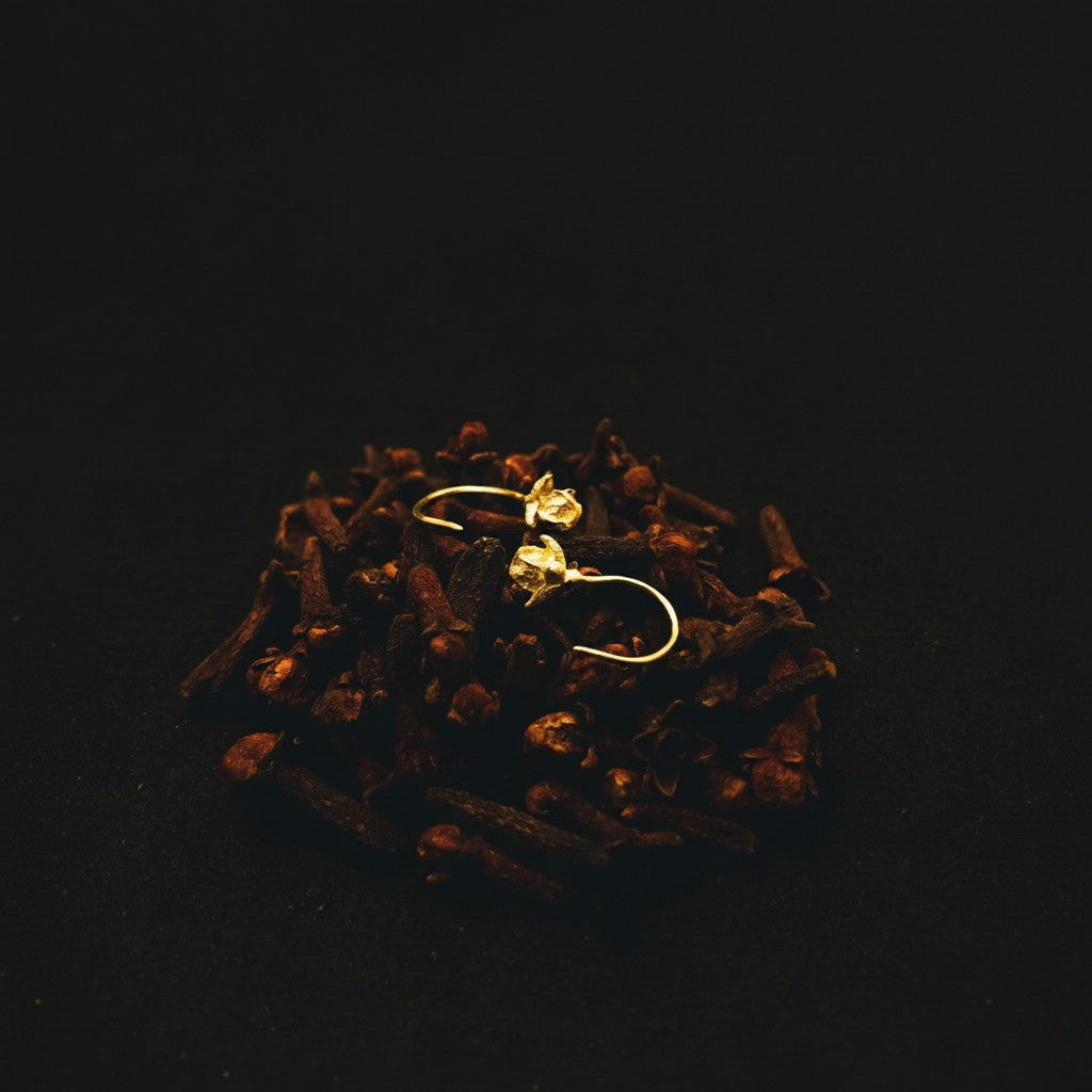 Orecchini ad amo MandalaT Chiodo di garofano in oro con pietra preziosa incastonata su letto di chiodi di garofano