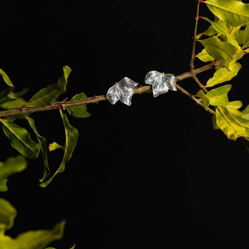 Orecchini a lobo MandalaT Edera in argento a forma di foglia, dal design antico e luminoso su un ramo