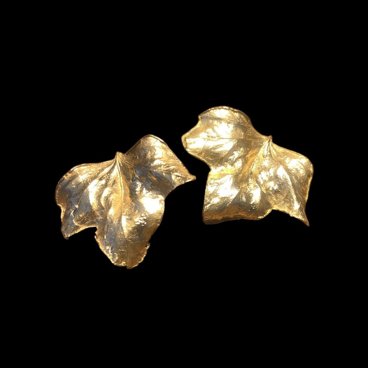Orecchini a lobo MandalaT Edera in bronzo con forma di foglia lucida che illumina il viso