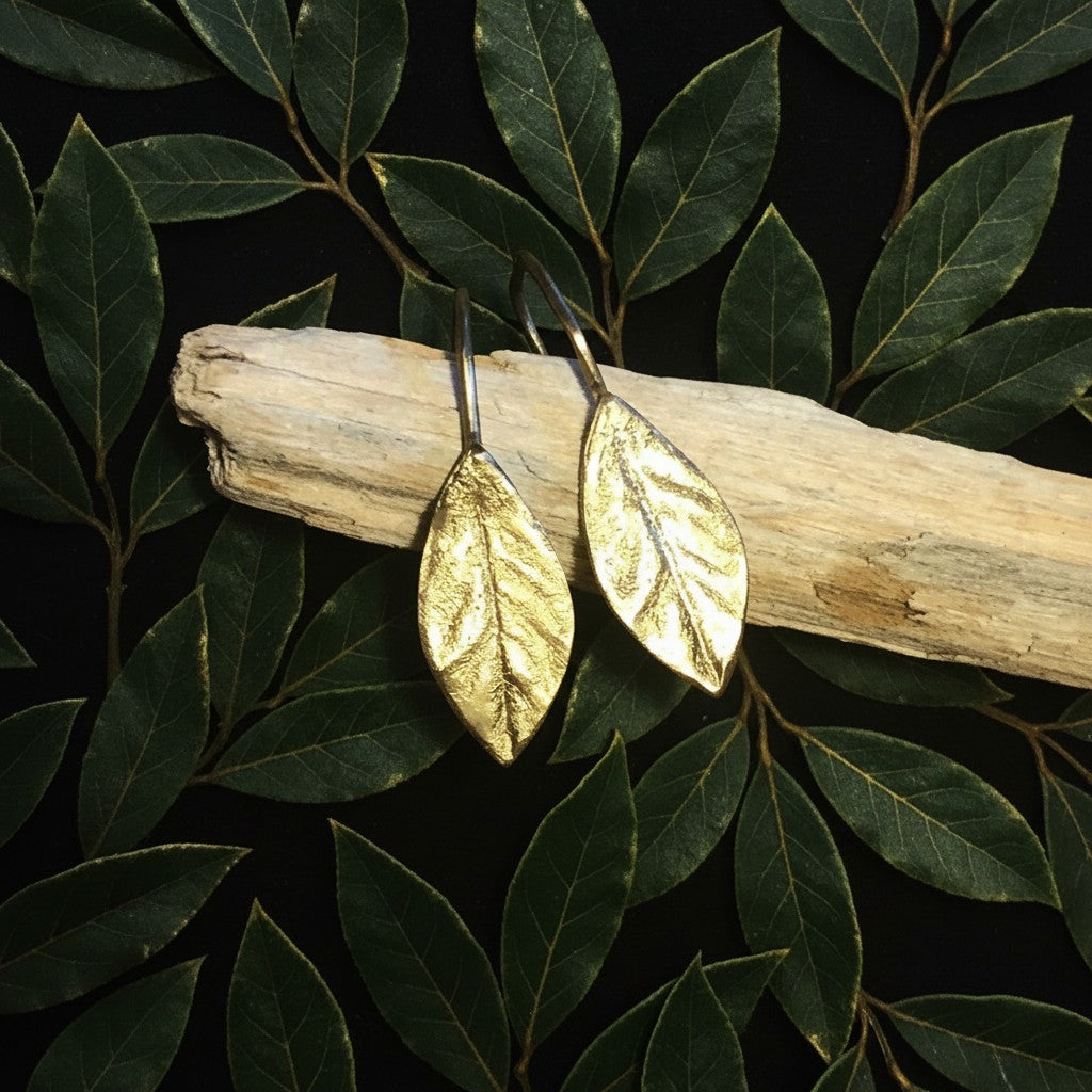 Orecchini MandalaT a forma di foglia di alloro in bronzo con chiusura a amo, ideali per regalo di laurea.