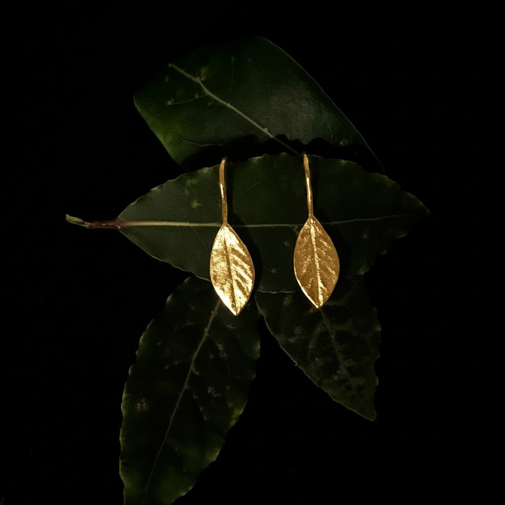 Orecchini MandalaT a forma di foglia di alloro in oro con chiusura a amo, ideali come regalo di laurea.