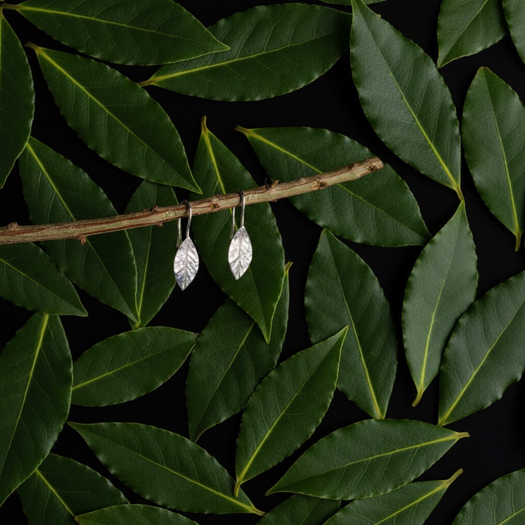 Orecchini MandalaT a forma di foglia di alloro in argento con chiusura a amo, ideali per laurea.