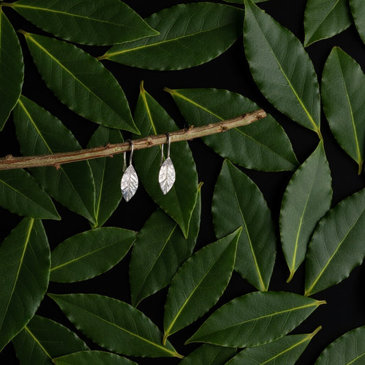 Orecchini MandalaT a forma di foglia di alloro in argento con chiusura a amo, ideali per laurea.