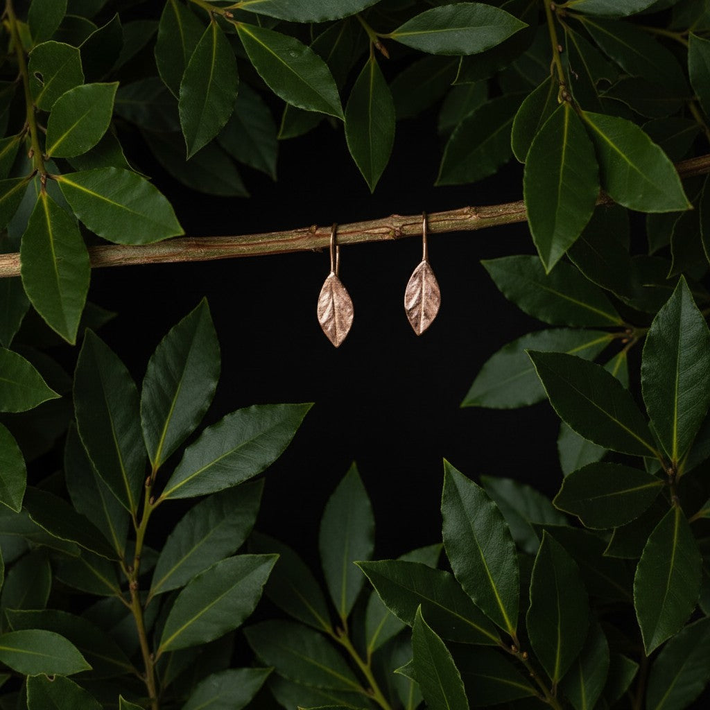 Orecchini MandalaT a forma di foglia di alloro in oro rosa, ideali come regalo di laurea, lunghezza 2,7 cm.