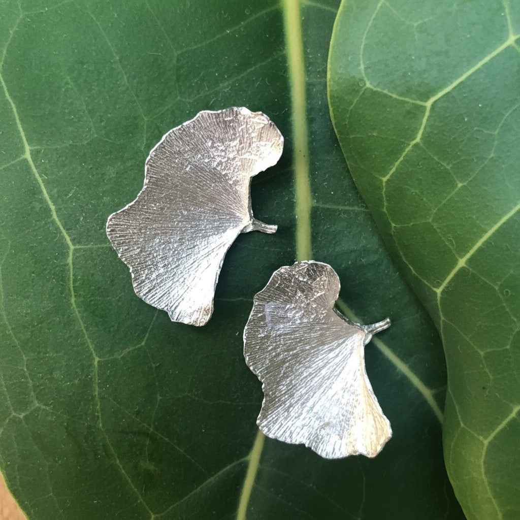Orecchini MandalaT a forma di foglia di gingko in metallo argentato con texture naturale su foglia verde