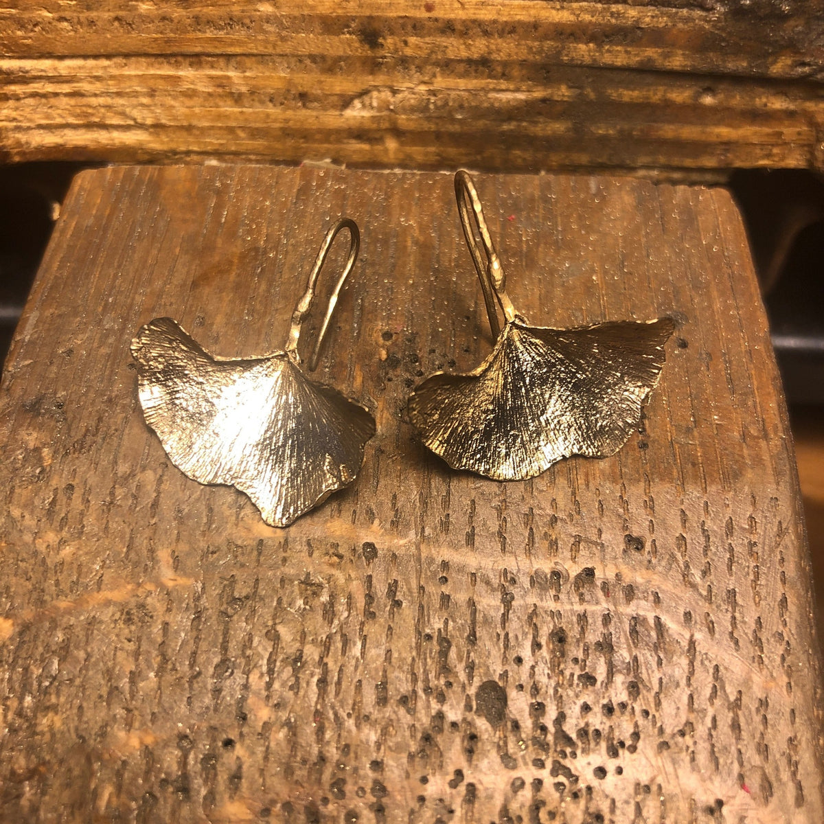 Orecchini MandalaT a forma di foglia di gingko in metallo dorato con finitura testurizzata su base in legno