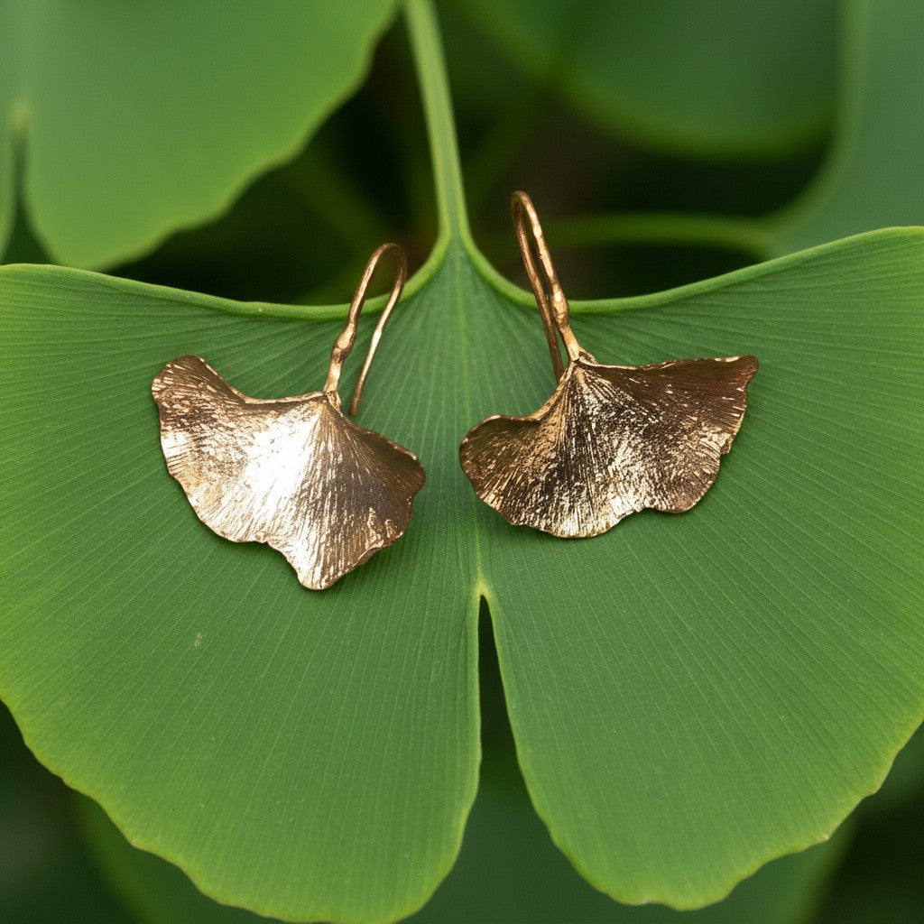 Orecchini MandalaT a forma di foglia di gingko in metallo dorato con finitura strutturata su foglia verde naturale