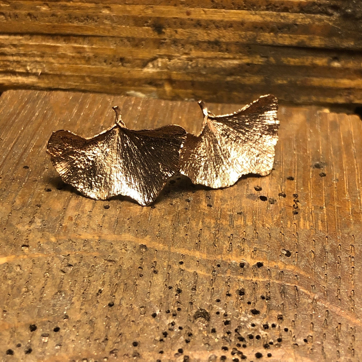 Orecchini MandalaT a forma di foglia di gingko in metallo dorato con finitura testurizzata su base in legno