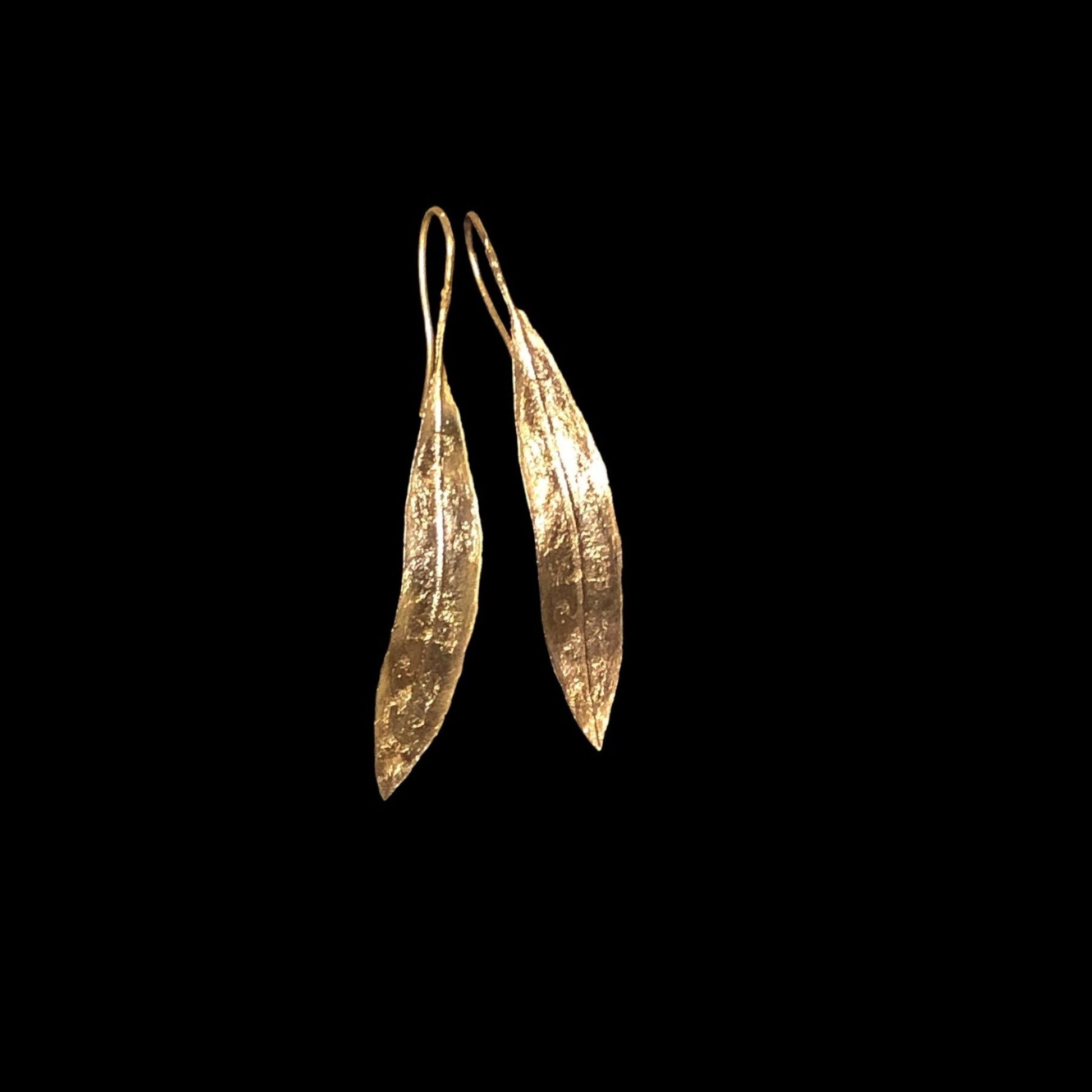Orecchini MandalaT a forma di foglia di ulivo in bronzo, lunghi 5,5 cm, dal design artigianale ed elegante.