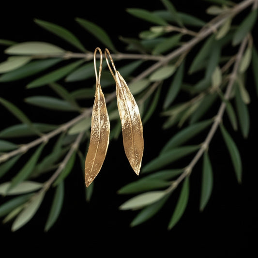 Orecchini MandalaT a forma di foglia d'ulivo dorata, lunghi 5,5 cm, dal design artigianale ed elegante.