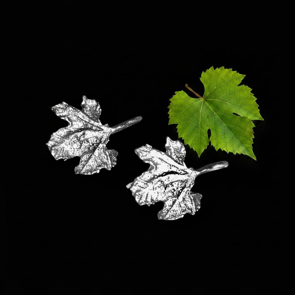 Orecchini a lobo MandalaT a forma di foglia di vite in bronzo e argento con dettagli realistici su sfondo nero