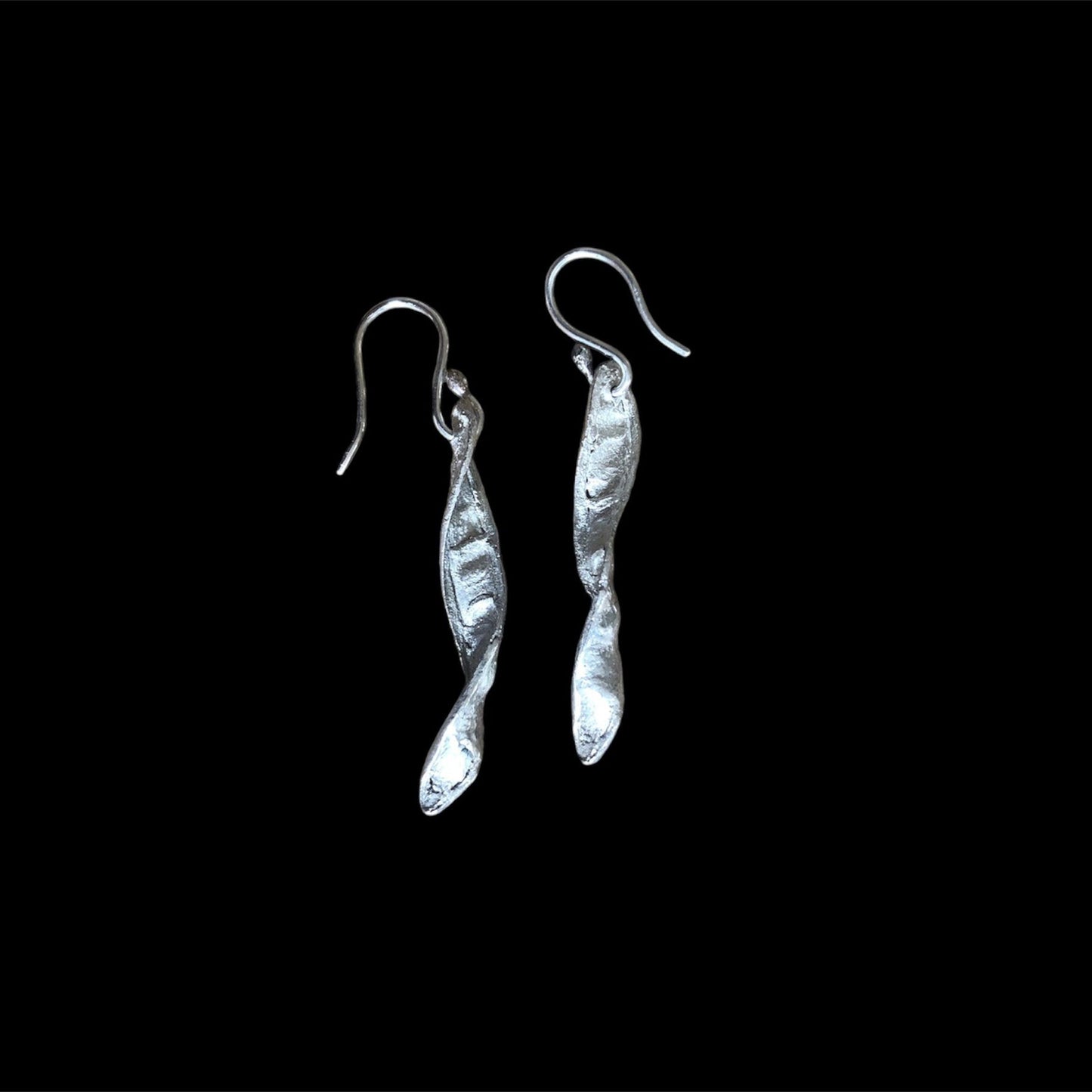 Orecchini pendenti MandalaT Ginestra in argento con forma organica ispirata ai baccelli di ginestra